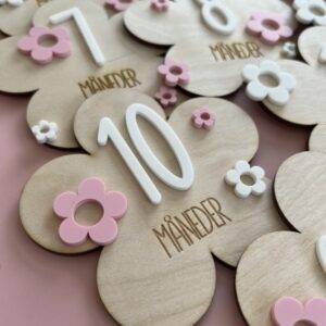 Blomsterformede milepælskort i tre med norsk tekst som er perfekt til babyens første år.