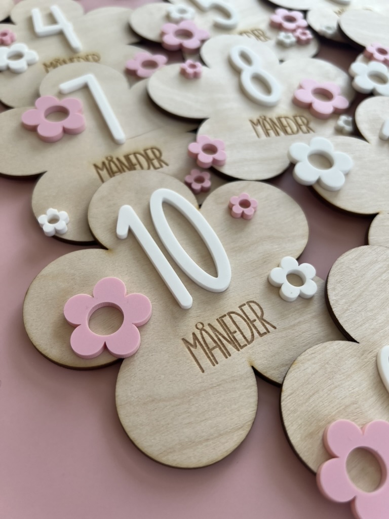 Blomsterformede milepælskort i tre med norsk tekst som er perfekt til babyens første år.