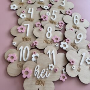Blomsterformede milepælskort i tre med norsk tekst som er perfekt til babyens første år.