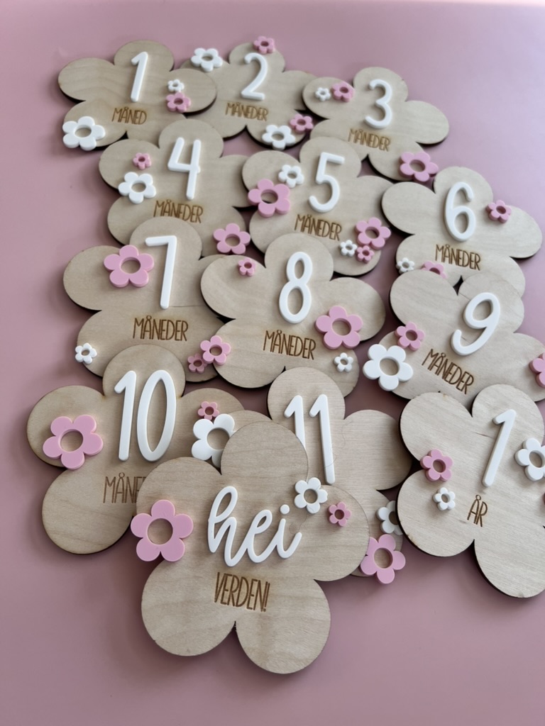 Blomsterformede milepælskort i tre med norsk tekst som er perfekt til babyens første år.