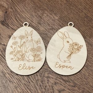 Personaliserbar påskepynt med lasergraverte kaniner og blomster, med ønsket navn.