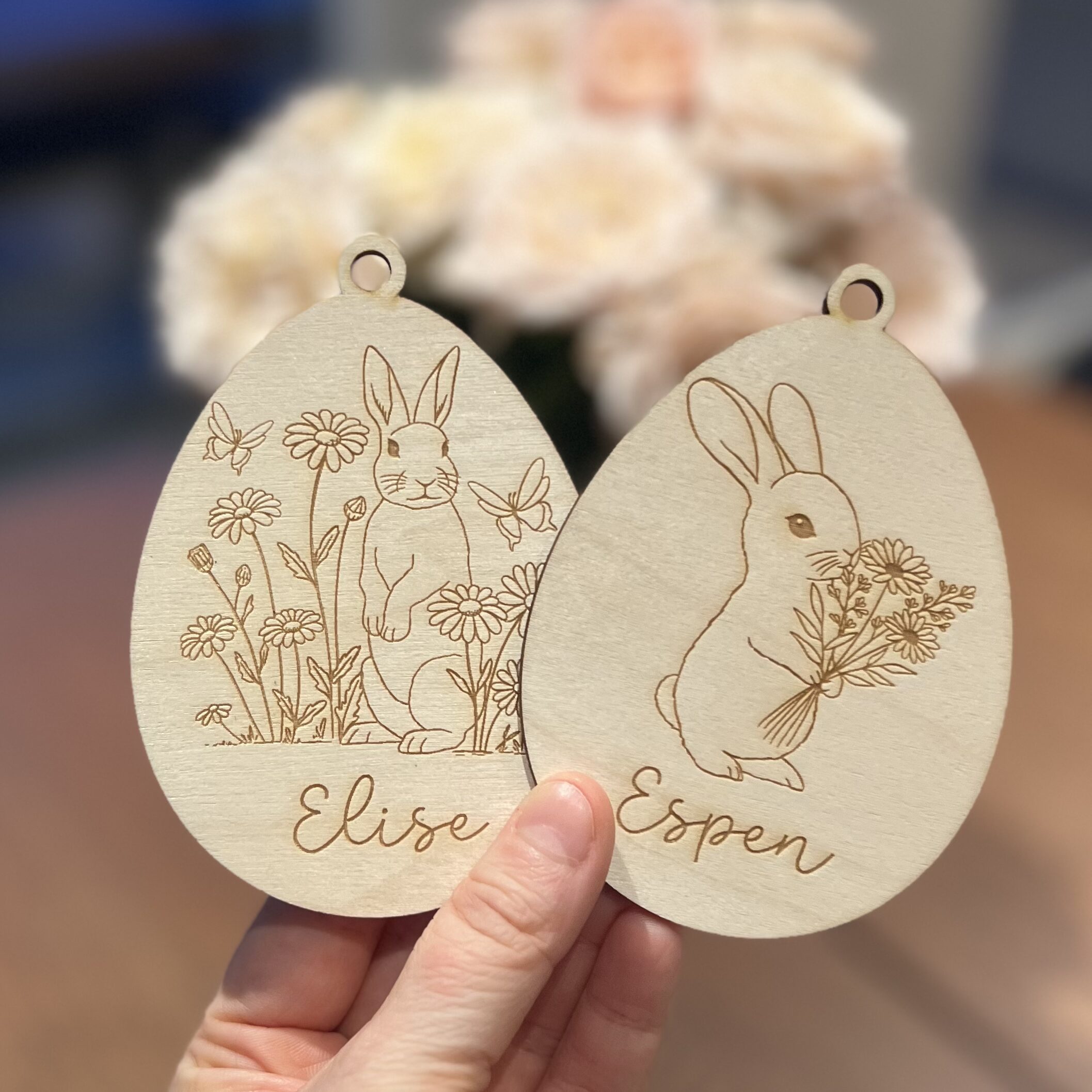 Personaliserbar påskepynt med lasergraverte kaniner og blomster, med ønsket navn.