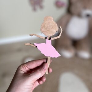 En håndlaget ballerina veggfigur som er perfekt barneromsdekor eller på døren.