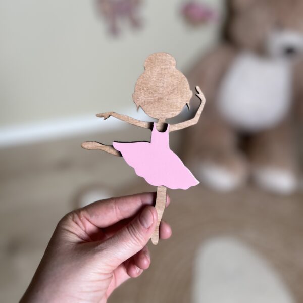 En håndlaget ballerina veggfigur som er perfekt barneromsdekor eller på døren.
