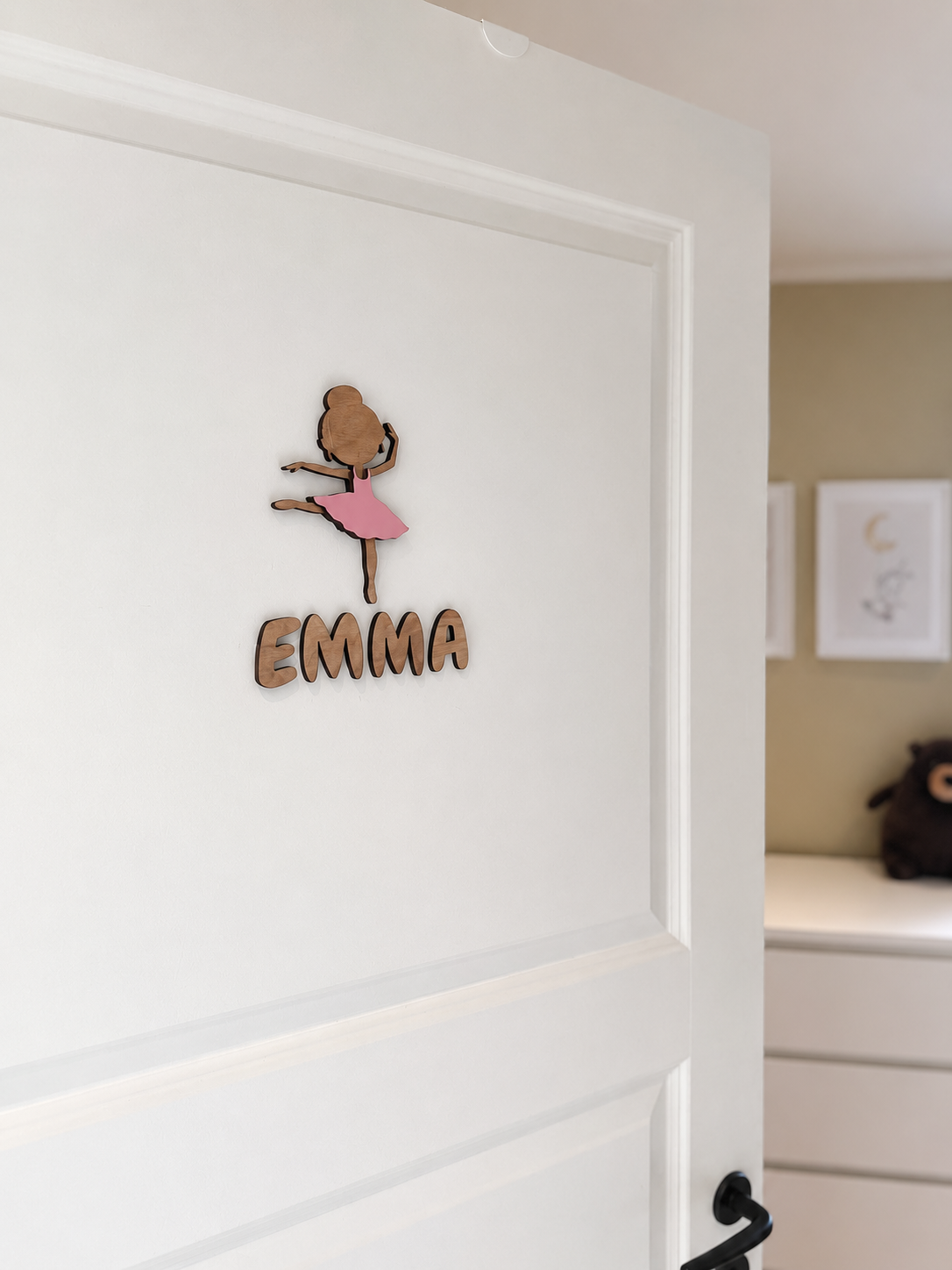 Personlig navneskilt med ballerina og navnet Emma under. Perfekt barneromsdekor på døren eller rommet.
