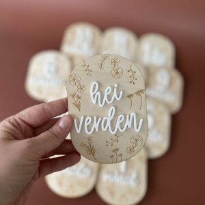 Milepælskort med gravert blomsterdesign i bjørkfiner med akryltall — håndlaget av ByRossland, perfekt til babyfotografering.