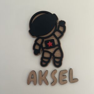 Et personlig navneskilt med astronaut som er håndlaget i Bergen av ByRossland - passer perfekt på barneromsdøren til en som er glad i verdensrommet!