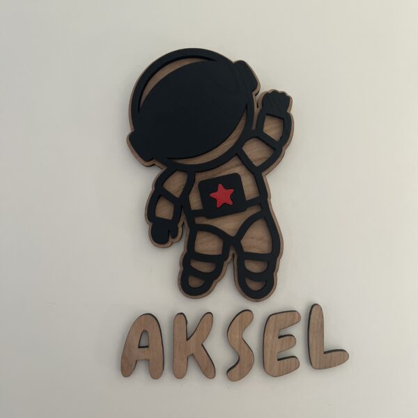 Et personlig navneskilt med astronaut som er håndlaget i Bergen av ByRossland - passer perfekt på barneromsdøren til en som er glad i verdensrommet!