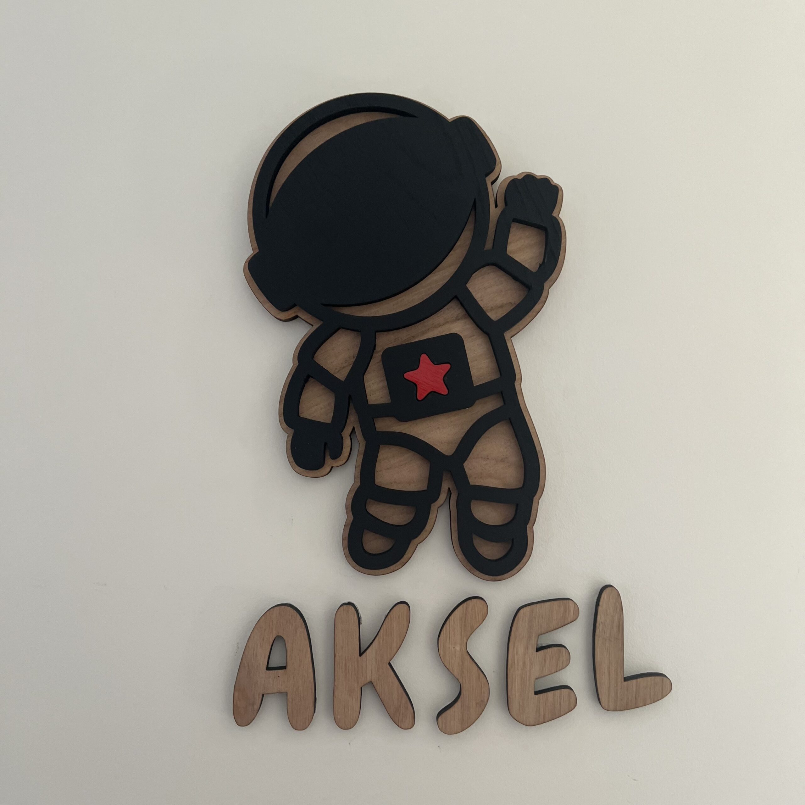 Et personlig navneskilt med astronaut som er håndlaget i Bergen av ByRossland - passer perfekt på barneromsdøren til en som er glad i verdensrommet!