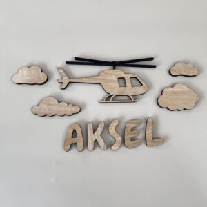 Personlig navneskilt med helikopter og 4 skyer i bjørkfiner, håndlaget av ByRossland i Bergen.