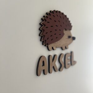 Et personlig navneskilt med Aksel som er håndlaget av ByRossland i Bergen - perfekt for barneromsdøren!