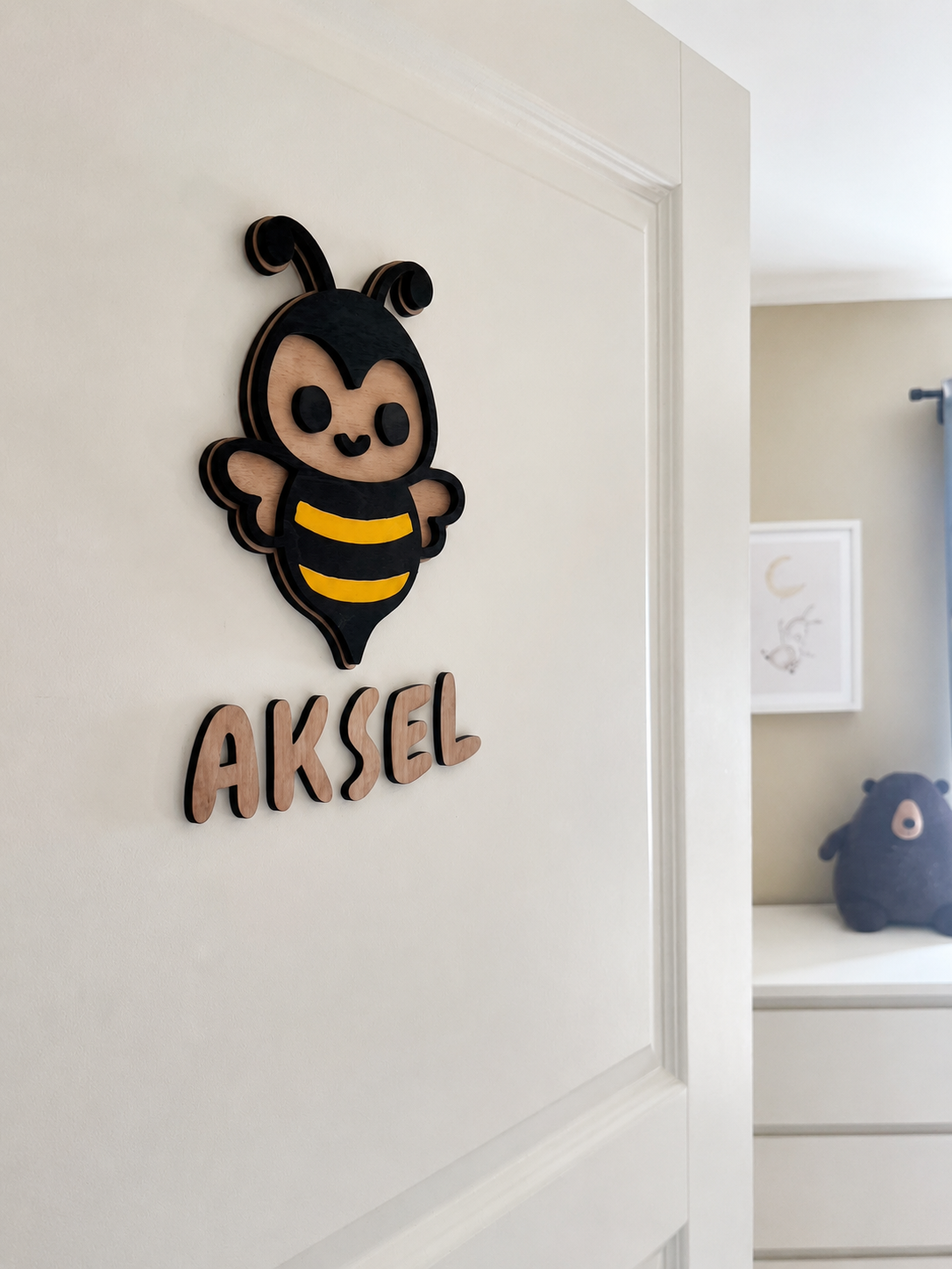 Et personlig navneskilt med bie som er håndlaget i Bergen av ByRossland - passer perfekt på barneromsdøren til en liten gutt eller jente!