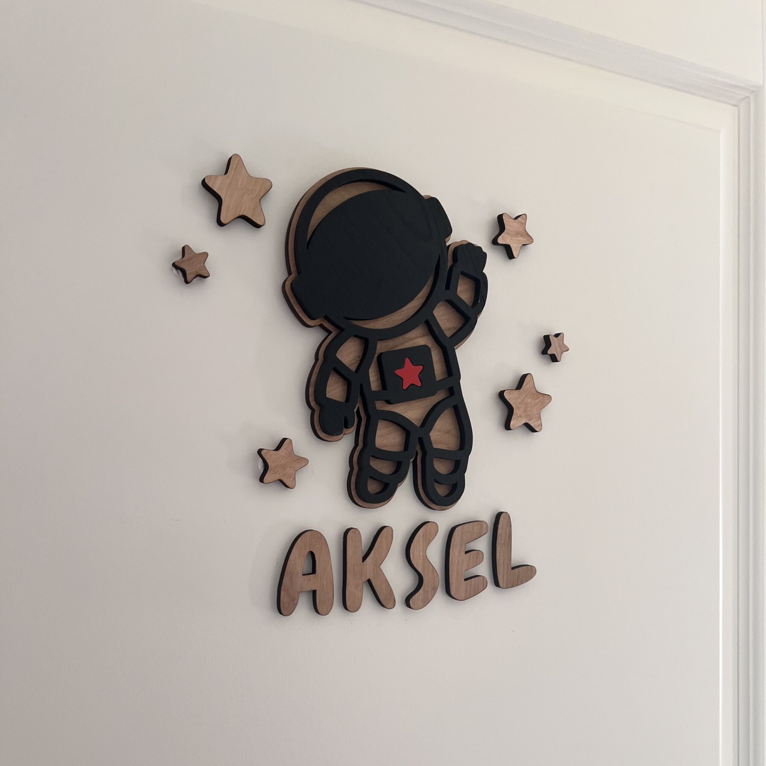 Et personlig navneskilt med astronaut som er håndlaget i Bergen av ByRossland - passer perfekt på barneromsdøren til en som er glad i verdensrommet!