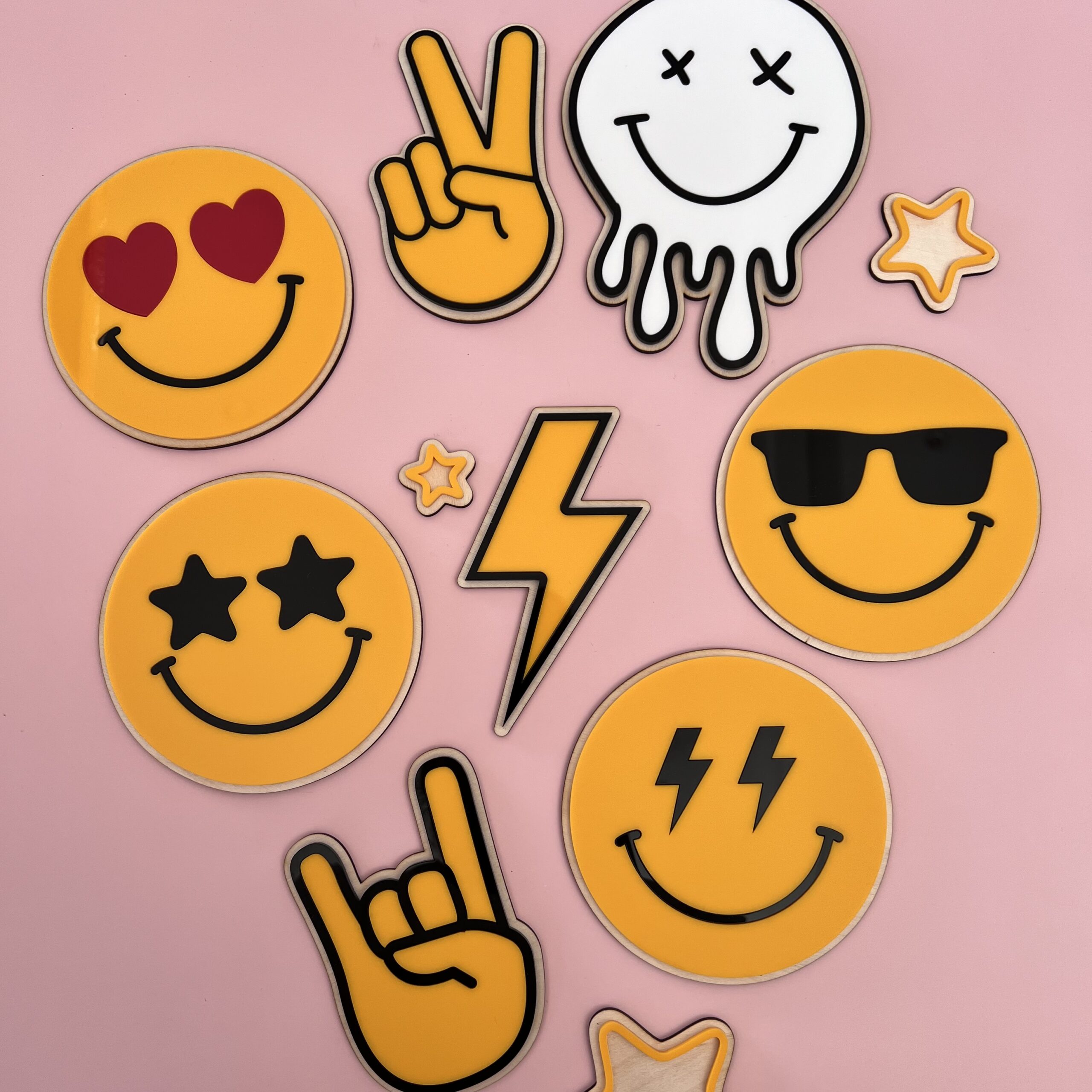 Håndlaget veggdekor fra Bergen i fargerike farger - her ser du noen utvalgte favoritter innen emoji kategorien.