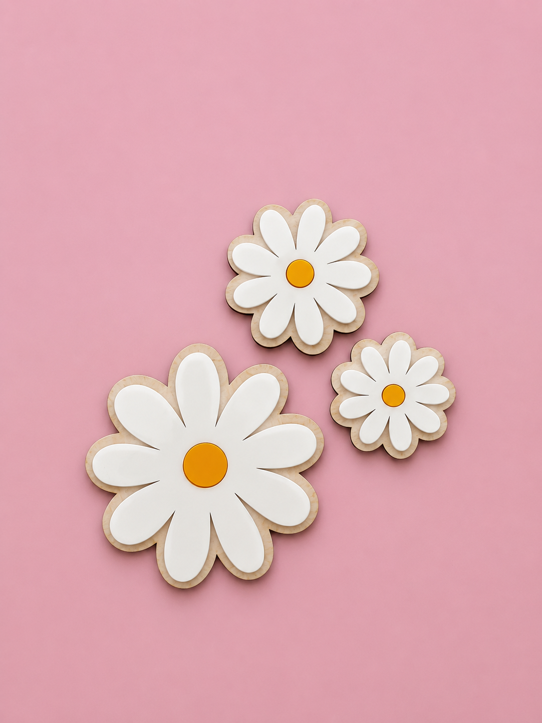 Tre hvite og gule blomster som er på en lyserosa bakgrunn - barneroms dekor.