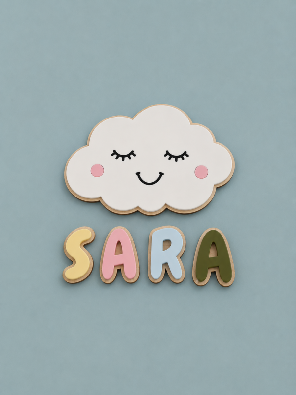 Personlig barneromsskilt med smilende sky og navnet SARA i fargerike bokstaver.