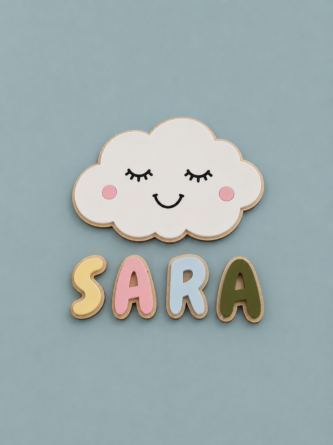 Personlig barneromsskilt med smilende sky og navnet SARA i fargerike bokstaver.