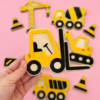 Gaffeltruck i tre og akryl som veggdekor til barnerom for små som elsker kjøretøy og maskiner.