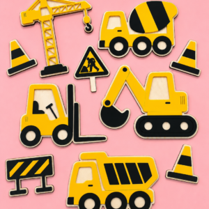 Komplett byggeplass-veggdekor i tre og akryl til barnerom med gravemaskin, dumper, betongbil og heisekran.
