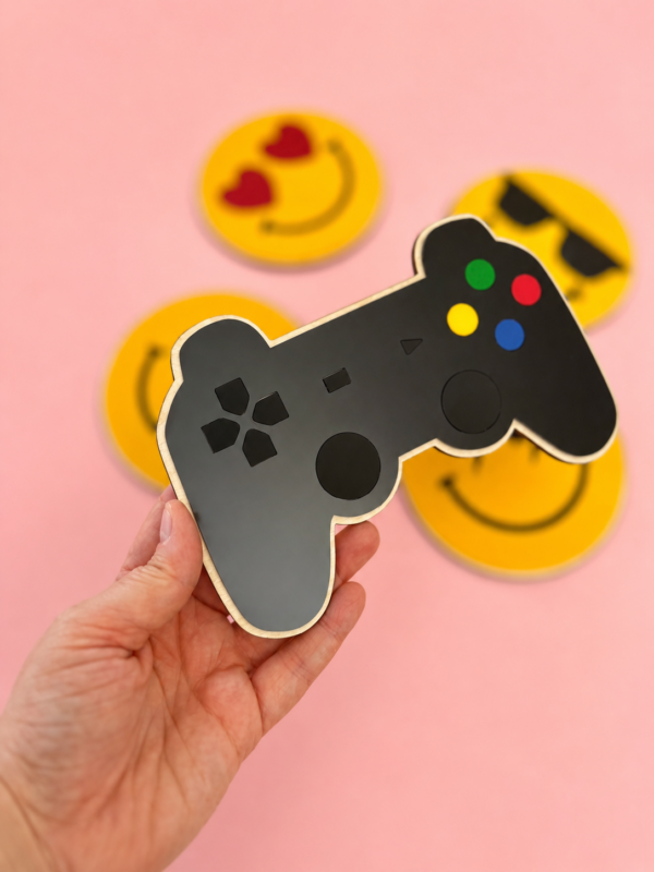 En gamingkontroller laget i bjørkfiner og akryl som passer perfekt inn på veggen til en som er glad i å game.