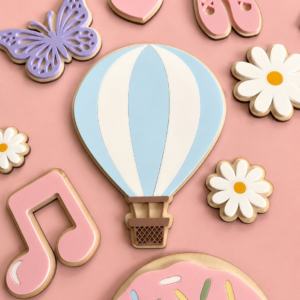 Håndlagde veggdekor til barnerom - her ser du en luftballong, musikknoter, sommerfugler, en donut, ballettsko og blomster på en lys, rosa bakgrunn.
