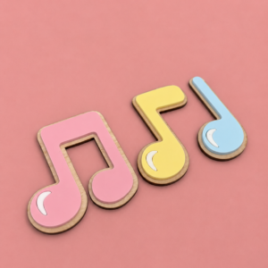 Tre fargerike tredekorasjoner formet som musikknoten i rosa, gul og blå mot rosa bakgrunn.