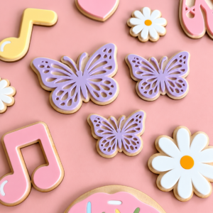 Veggdekor i pastellfarger formet som sommerfugler, blomster, hjerte, musikknote, ballettsko og smultring.