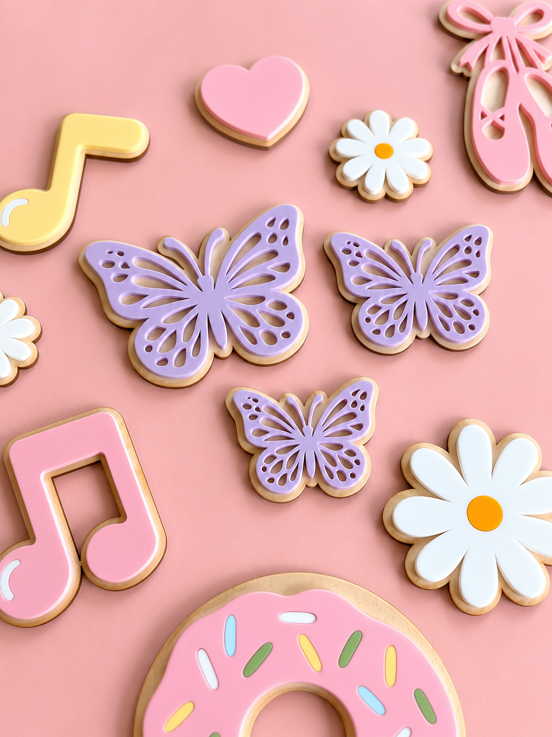 Veggdekor i pastellfarger formet som sommerfugler, blomster, hjerte, musikknote, ballettsko og smultring.